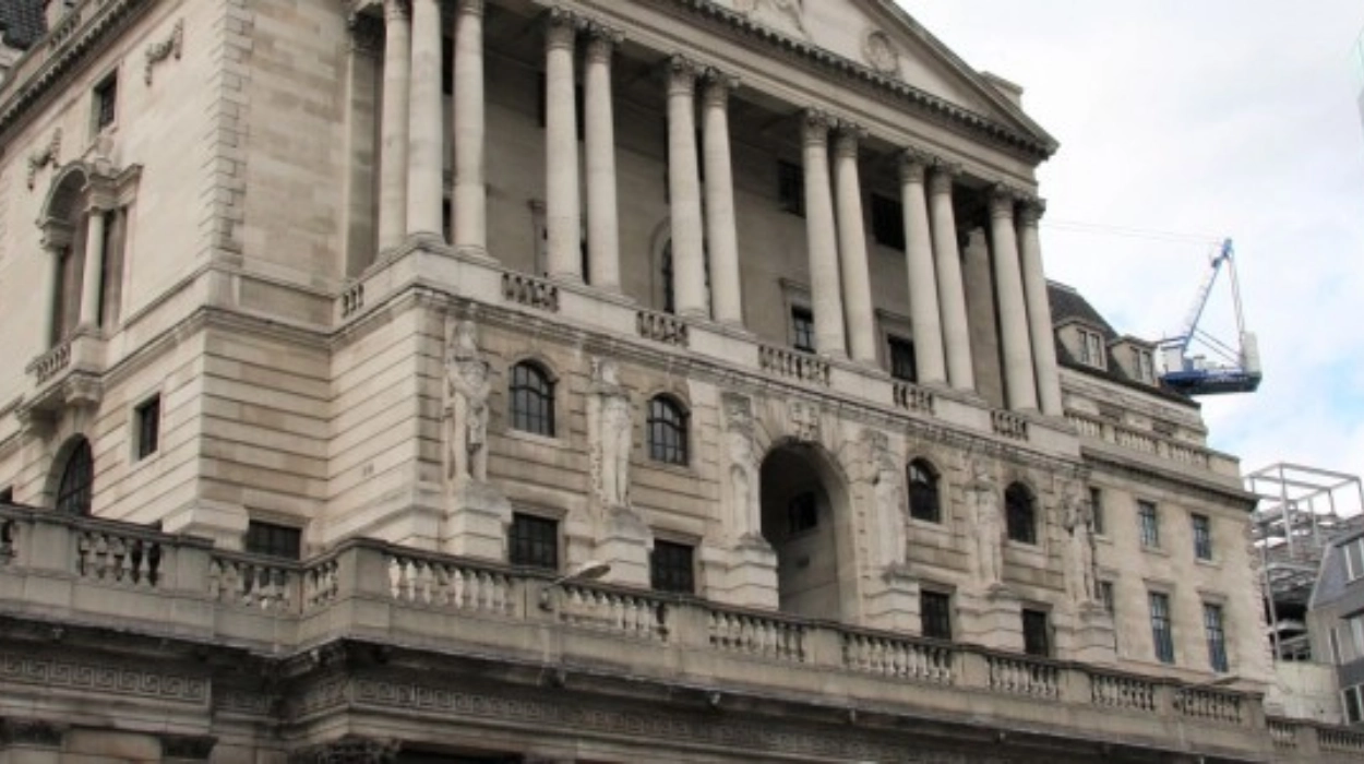 Bank of England Official Says Oil Crisis Clouds Rate Outlook